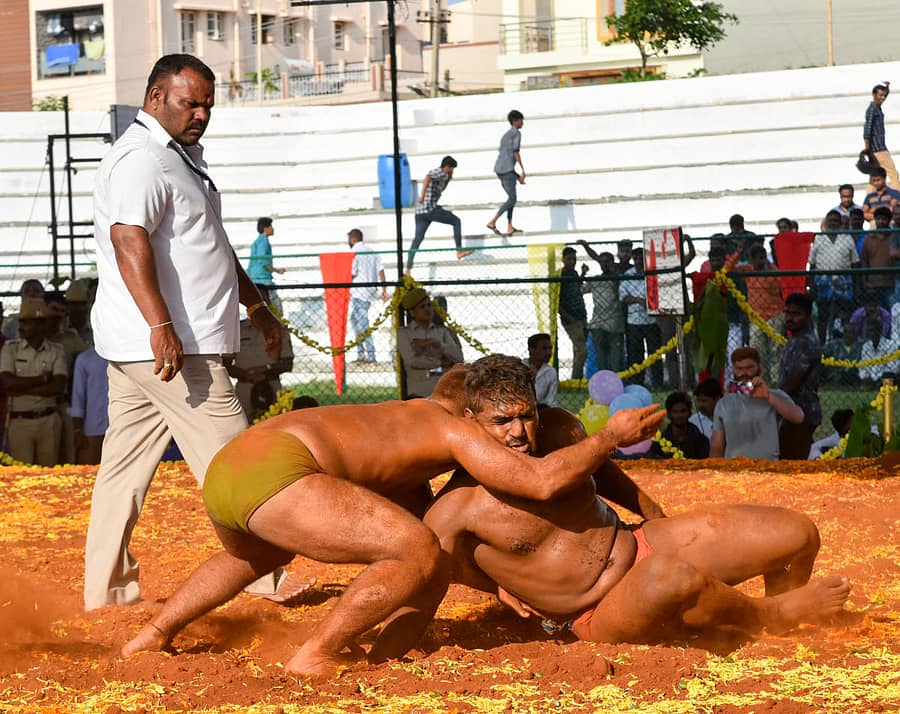 ದಸರಾ ನಾಡಕುಸ್ತಿಯಲ್ಲಿ ಪೈಲ್ವಾನರ ನಡುವಿನ ಪೈಪೋಟಿಯ ದೃಶ್ಯ