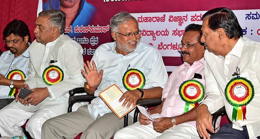 ಸಚಿವ ಎಸ್.ಸುರೇಶ್ ಕುಮಾರ್ ಹಾಗೂ ವಿಧಾನ ಪರಿಷತ್ ಸದಸ್ಯರಾದ ಕೆ.ಟಿ.ಶ್ರೀಕಂಠೇಗೌಡ, ಆಯನೂರು ಮಂಜುನಾಥ್ ಚರ್ಚಿಸಿದರು. ದೂರದರ್ಶನ ಕೇಂದ್ರದ ವಿಶ್ರಾಂತ ಹೆಚ್ಚುವರಿ ಮಹಾನಿರ್ದೇಶಕ ಮಹೇಶ್ ಜೋಶಿ, ವಿಧಾನ ಪರಿಷತ್ ಸದಸ್ಯ ಬಸವರಾಜ ಹೊರಟ್ಟಿ ಇದ್ದಾರೆ --–ಪ್ರಜಾವಾಣಿ ಚಿತ್ರ