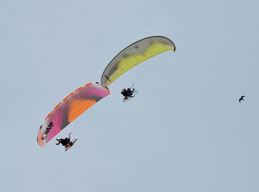 ಮೈಸೂರು ದಸರಾ ಮಹೋತ್ಸವ ಪ್ರಯುಕ್ತ ಚಾಮುಂಡಿ ವಿಹಾರ ಕ್ರೀಡಾಂಗಣದಲ್ಲಿ ಆಯೋಜಿಸಲಾಗಿದ್ದ ಪ್ಯಾರಮೋಟರಿಂಗ್ ಪ್ರದರ್ಶನ