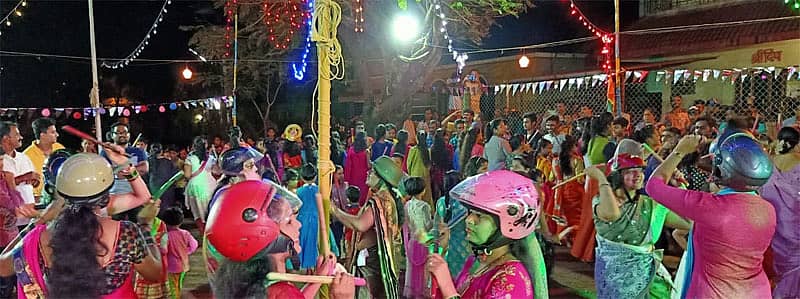 ದಾಂಡಿಯಾ ಕಾರ್ಯಕ್ರಮದಲ್ಲಿ ಮಹಿಳೆಯರು ಹೆಲ್ಮೆಟ್ ಧರಿಸಿ ನೃತ್ಯ ಮಾಡಿದರು