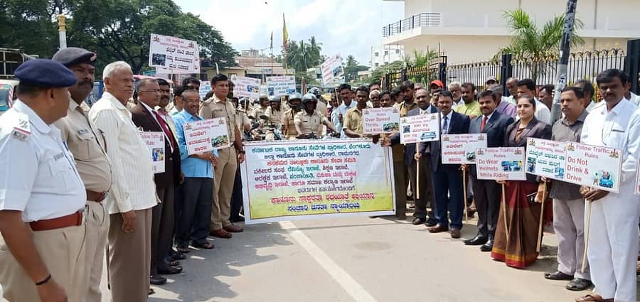 ಕನಕಪುರದಲ್ಲಿ ಪೊಲೀಸರು ಸಂಚಾರ ನಿಯಮ ಪಾಲಿಸಲು ಬೈಕ್ ರ್ಯಾಲಿ ನಡೆಸಿ ಜಾಗೃತಿ ಮೂಡಿಸಿದರು