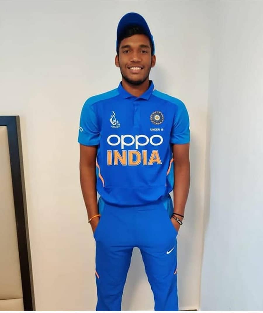 19 ವರ್ಷದ ಒಳಗಿನವರ ಭಾರತೀಯ ಕ್ರಿಕೆಟ್ ತಂಡ ಸಮವಸ್ತ್ರ ಧರಿಸಿ ಹೆಮ್ಮೆಯಿಂದ ಮುಗುಳ್ನಗುತ್ತಿರುವ ಅಥರ್ವ ಅಂಕೋಲೆಕರ್