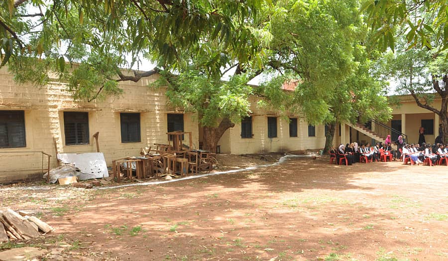 ಬೀದರ್‌ನ ಸರ್ಕಾರಿ ಪ್ರಥಮ ದರ್ಜೆ ಮಹಿಳಾ ಕಾಲೇಜಿನ ಆವರಣದಲ್ಲಿ ಬಿದ್ದುಕೊಂಡಿರುವ ಹಾಳಾದ ಪೀಠೋಪಕರಣಗಳು
