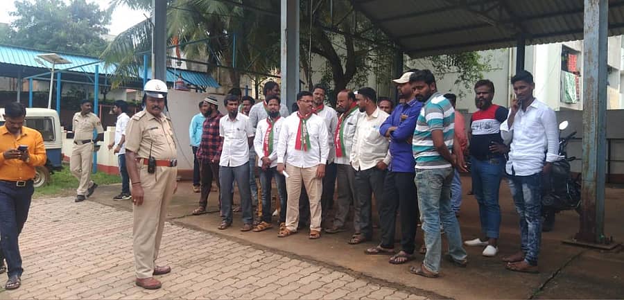 ಎಸ್‌ಡಿಪಿಐ ಕಾರ್ಯಕರ್ತರನ್ನು ಮಧ್ಯಾಹ್ನದವರೆಗೆ ಸಿಎಎಆರ್‌ ಮೈದಾನದಲ್ಲಿ ಇರಿಸಲಾಯಿತು