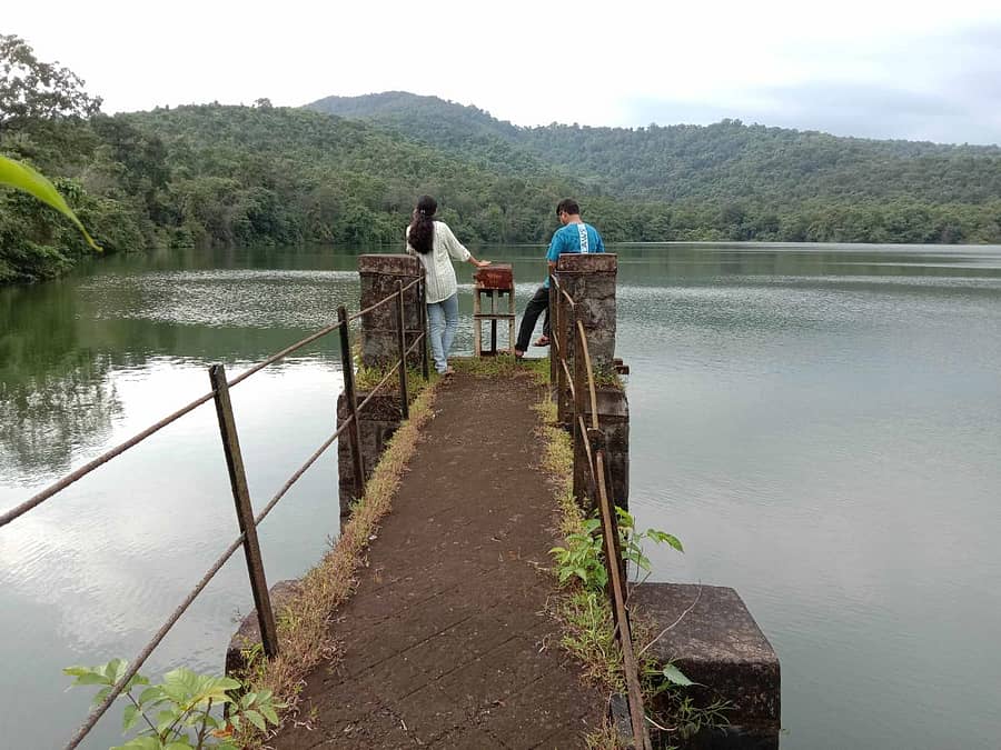 ಹಣಕೋಣ ಕಿರು ಜಲಾಶಯದ ವ್ಯೂ ಪಾಯಿಂಟ್ ಪ್ಲಾಟ್ಫಾರಂನ ರೇಲಿಂಗ್ ತುಕ್ಕುಹಿಡಿದಿರುವುದು