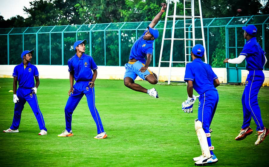 ಹುಬ್ಬಳ್ಳಿಯಲ್ಲಿ ಗುರುವಾರ 16 ವರ್ಷದ ಒಳಗಿನವರ ಕರ್ನಾಟಕ ಕ್ರಿಕೆಟ್ ತಂಡದ ಆಟಗಾರರು ಫೀಲ್ಡಿಂಗ್ ಅಭ್ಯಾಸ ನಡೆಸಿದರು –ಪ್ರಜಾವಾಣಿ ಚಿತ್ರ/ತಾಜುದ್ದೀನ್ ಆಜಾದ್