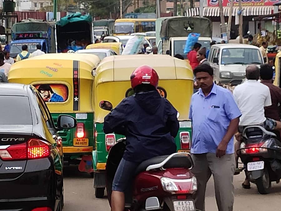 ರೈತರ ಸಂತೆಯ ಮುಂಭಾಗದ ರಸ್ತೆಯಲ್ಲಿ ವಾಹನದಟ್ಟಣೆ