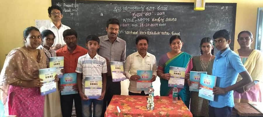 ಎನ್ಟಿಎಸ್ಸಿ ಮತ್ತು ಎನ್ಎಂಎಂಎಸ್ ಪರೀಕ್ಷೆ ಸಂಬಂಧ ಕೋಲಾರದಲ್ಲಿ ಶನಿವಾರ ಹಮ್ಮಿಕೊಂಡಿದ್ದ ತರಬೇತಿ ಕಾರ್ಯಾಗಾರದಲ್ಲಿ ಕ್ಷೇತ್ರ ಶಿಕ್ಷಣಾಧಿಕಾರಿ ಕೆ.ಎಸ್.ನಾಗರಾಜಗೌಡ ವಿದ್ಯಾರ್ಥಿಗಳಿಗೆ ಮಾರ್ಗದರ್ಶಿ ಕೈಪಿಡಿ ವಿತರಿಸಿದರು.