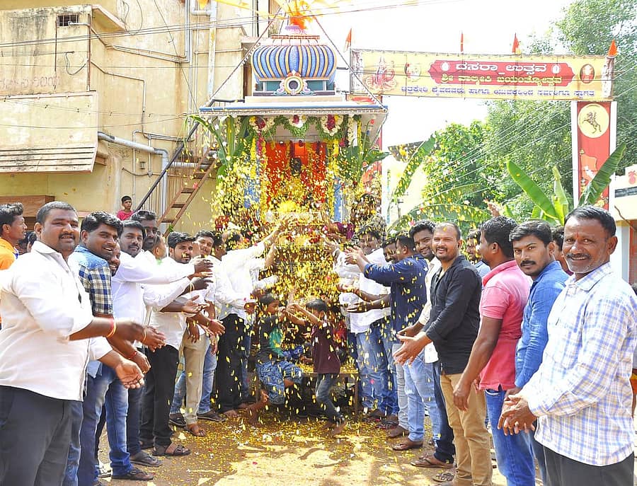 ಹೊಸಪೇಟೆಯ ಚಿತ್ರಕೇರಿಯಲ್ಲಿ ಭಾನುವಾರ ಹಮ್ಮಿಕೊಂಡಿದ್ದ ಕಾರ್ಯಕ್ರಮದಲ್ಲಿ ಚಿತ್ರಕೇರಿ ಯುವಕರ ಬಳಗದ ಸದಸ್ಯರು ಮಹರ್ಷಿ ವಾಲ್ಮೀಕಿ ಅವರ ಪ್ರತಿಮೆಗೆ ಹೂಮಳೆಗರೆದು ಅಭಿಮಾನ ತೋರಿದರು