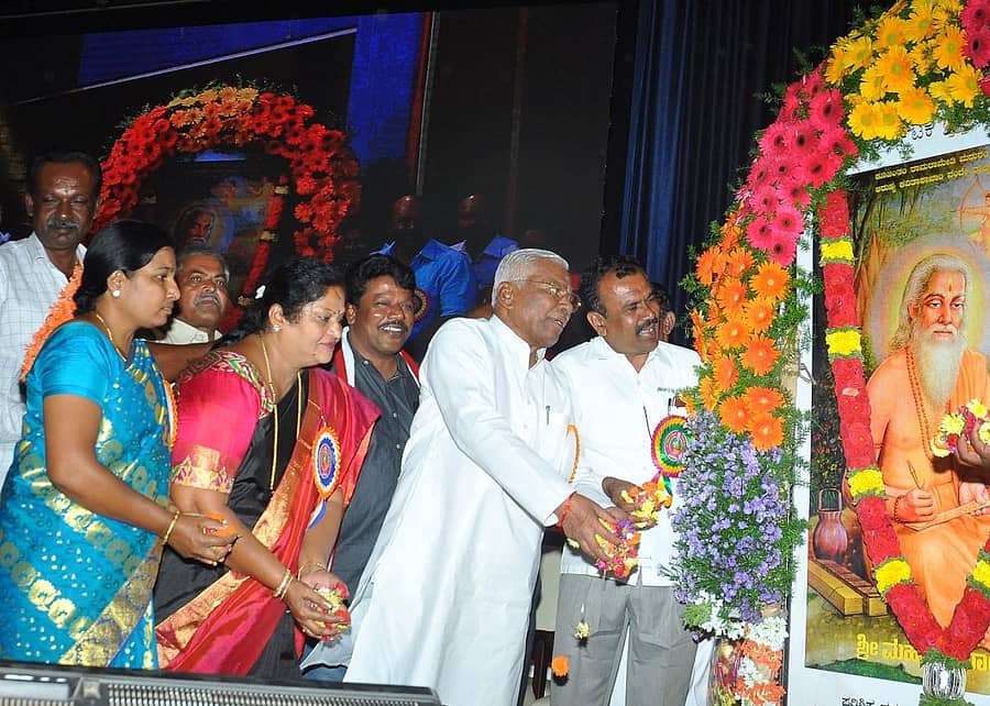 ವಾಲ್ಮೀಕಿ ಭಾವಚಿತ್ರಕ್ಕೆ ಸಂಸದ ಜಿ.ಎಸ್‌.ಬಸವರಾಜು, ಎಸ್‌.ಆರ್‌.ಶಾಂತಲಾ ರಾಜಣ್ಣ, ಜಿಲ್ಲಾ ಪಂಚಾಯಿತಿ ಉಪಾಧ್ಯಕ್ಷೆ ಶಾರದಾ ಎನ್‌.ನರಸಿಂಹಮೂರ್ತಿ ಅವರು ಪುಷ್ಪನಮನ ಸಲ್ಲಿಸಿದರು