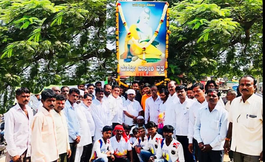 ಅಥಣಿಯಲ್ಲಿ ಮಹರ್ಷಿ ವಾಲ್ಮೀಕಿ ಜಯಂತಿ ಅಂಗವಾಗಿ ಅವರ ಫೋಟೊಗೆ ಮುಖಂಡ ರಮೇಶ ಸಿಂದಗಿ ಹಾಗೂ ಸಮಾಜದವರು ಪೂಜೆ ಸಲ್ಲಿಸಿದರು