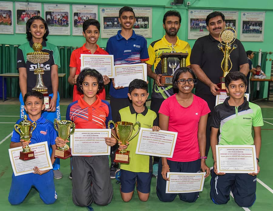 ಬೆಂಗಳೂರಿನಲ್ಲಿ ಭಾನುವಾರ ಮುಕ್ತಾಯವಾದ ಕೆನರಾ ಬ್ಯಾಂಕ್ ಕಪ್ ರಾಜ್ಯ ರ್ಯಾಂಕಿಂಗ್ ಟಿಟಿ ಟೂರ್ನಿಯಲ್ಲಿ ಜಯಿಸಿದವರು, ಎಡದಿಂದ ಬಲಕ್ಕೆ; (ಮಂಡಿಯೂರಿದವರು);ಅಥರ್ವ ನವರಂಗೆ (ಮಿನಿ ಕೆಡೆಟ್ ಬಾಲಕರು), ಎಚ್.ಎ. ಪ್ರಣವಿ (ಕೆಡೆಟ್ ಬಾಲಕಿಯರು0, ಸಿದ್ಧಾಂತ್ ವಾಸನ್ (ಕೆಡೆಟ್ ಬಾಲಕರು),ಕರುಣಾ ಜಿ (ಸಬ್ಜೂನಿಯರ್ ಬಾಲಕಿಯರು), ಕೆ.ಜೆ. ಆಕಾಶ್ (ಸಬ್ಜೂನಿಯರ್ ಬಾಲಕರು), ನಿಂತವರು: ಯಶಸ್ವಿನಿ ಘೋರ್ಪಡೆ (ಜೂನಿಯರ್, ಯೂತ್ ಮತ್ತು ಮಹಿಳೆಯರು), ಪಿ.ವಿ. ಶ್ರೀಕಾಂತ್ ಕಶ್ಯಪ್ (ಜೂನಿಯರ್ ಬಾಲಕರು), ಸಮರ್ಥ್ ಕುರಡಿಕೇರಿ (ಯೂತ್ ಬಾಲಕರು), ಅನಿರ್ಬನ್ ರಾಯ್ ಚೌಧರಿ (ಪುರುಷರು), ಎಂ.ಜಿ. ದೀಪಕ್ (ನಾನ್ಮೆಡಲ್ ಸಿಂಗಲ್ಸ್) –ಪ್ರಜಾವಾಣಿ ಚಿತ್ರ