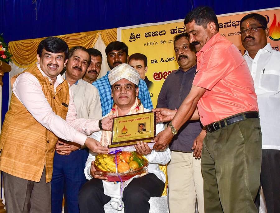 ಡಾ.ಸಿ.ಎನ್. ಅಶ್ವತ್ಥನಾರಾಯಣ ಅವರನ್ನು ಡಾ. ಗಿರಿಧರ ಕಜೆ ಸನ್ಮಾನಿಸಿದರು. ಮಹಾಸಭಾದ ನಿರ್ದೇಶಕ ಎನ್.ಆರ್. ಹೆಗಡೆ, ಪಾಲಿಕೆ ಸದಸ್ಯ ಮಂಜುನಾಥ ರಾಜು, ಸಿ.ಎನ್. ಅಶ್ವತ್ಥನಾರಾಯಣ ಅಭಿಮಾನಿ ಬಳಗದ ರಾಮಣ್ಣ ಇದ್ದರು – ಪ್ರಜಾವಾಣಿ ಚಿತ್ರ