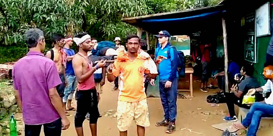 ಕುಮಾರಪರ್ವತ ಚಾರಣಕ್ಕೆ ತೆರಳಿದ್ದ  ಬೆಂಗಳೂರಿನ ಯುವತಿ ಜಾರಿಬಿದ್ದು ಗಾಯಗೊಂಡಿದ್ದು, ಟ್ಯಾಕ್ಸಿ ಚಾಲಕರು ಹೊತ್ತು ತಂದರು