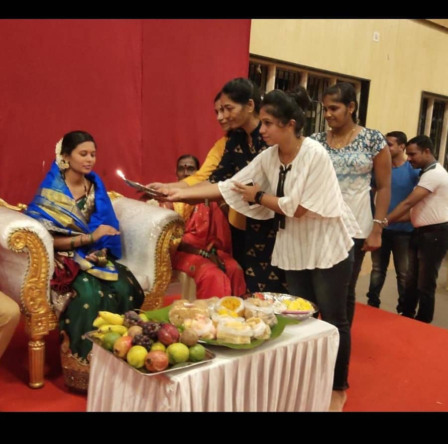 ಸೀಮಂತ ಕಾರ್ಯಕ್ರಮದಲ್ಲಿ ಕಾನ್ಸ್ಟೆಬಲ್ ಗೌರಮ್ಮ ಅವರಿಗೆ ಆರತಿ ಬೆಳಗುತ್ತಿರುವುದು.