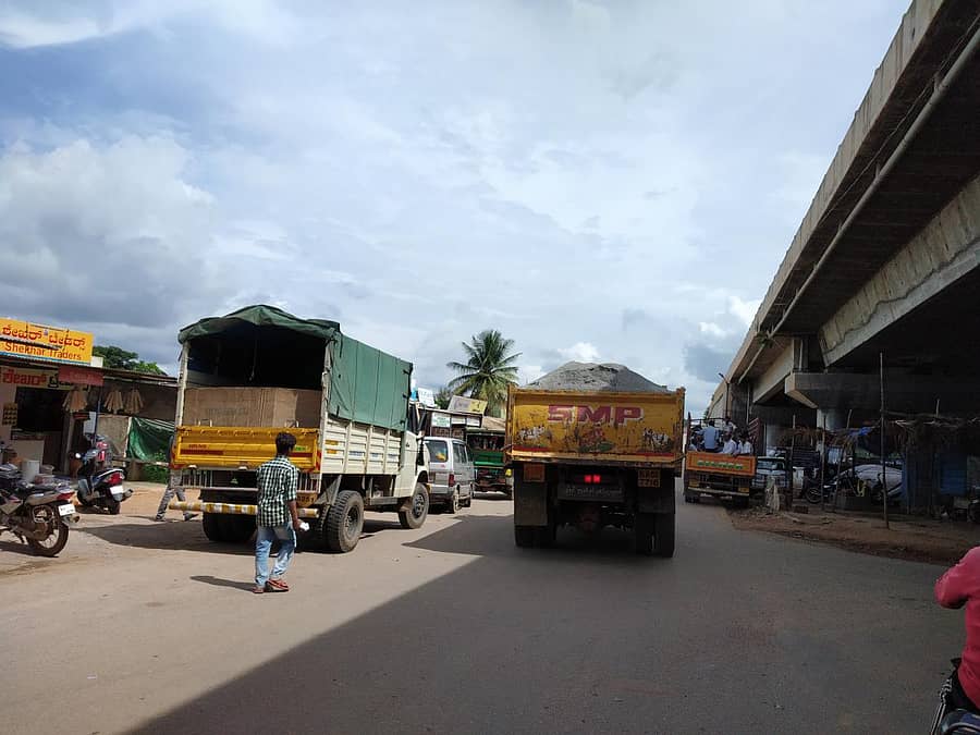 ದಾಬಸ್ ಪೇಟೆ ಪಟ್ಟಣದಲ್ಲಿ ಮೇಲು ಹೊದಿಕೆ ಹಾಕದೆ ಸಂಚರಿಸುತ್ತಿರುವ ಲಾರಿ