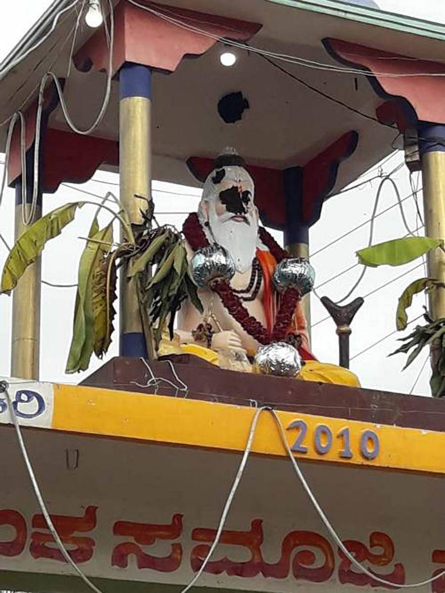 ಸಾಗರೆ ಗ್ರಾಮದ ಮಹರ್ಷಿ ವಾಲ್ಮೀಕಿ ಪ್ರತಿಮೆಗೆ ಕಿಡಿಗೇಡಿಗಳು ಸಗಣಿ ಎರಚಿರುವುದು