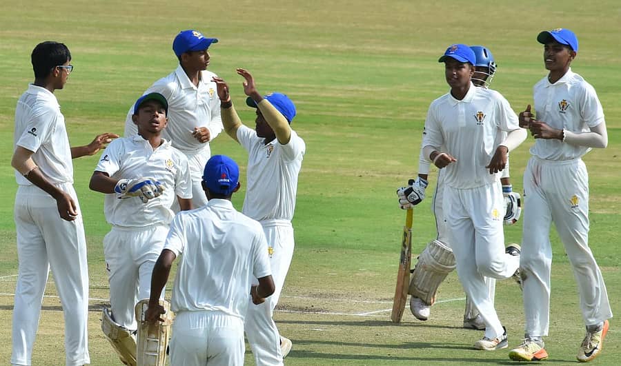 ಹುಬ್ಬಳ್ಳಿಯಲ್ಲಿ ನಡೆಯುತ್ತಿರುವ 16 ವರ್ಷದ ಒಳಗಿನವರ ವಿಜಯ್ ಮರ್ಚಂಟ್ ಟ್ರೋಫಿ ಕ್ರಿಕೆಟ್ ಟೂರ್ನಿಯಲ್ಲಿ ಶುಕ್ರವಾರ ಗೋವಾ ತಂಡದ ದರ್ಪಣ ದಿನೇಶ್ ಔಟಾದಾಗ ಕರ್ನಾಟಕದ ಆಟಗಾರರು ಸಂಭ್ರಮಿಸಿದ ಕ್ಷಣ –ಪ್ರಜಾವಾಣಿ ಚಿತ್ರ/ತಾಜುದ್ದೀನ್ ಆಜಾದ್