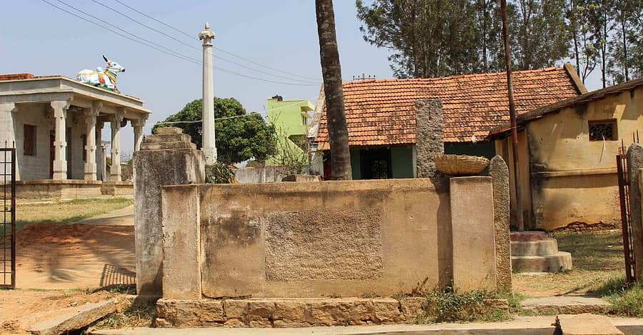 ಶಿವಕುಮಾರ ಶ್ರೀಗಳು ಹುಟ್ಟಿದ ಸ್ಥಳವಾದ ವೀರಾಪುರದ ಬಸವಣ್ಣನ ದೇಗುಲ ಹಾಗೂ ಕಲಿತ ಶಾಲೆ