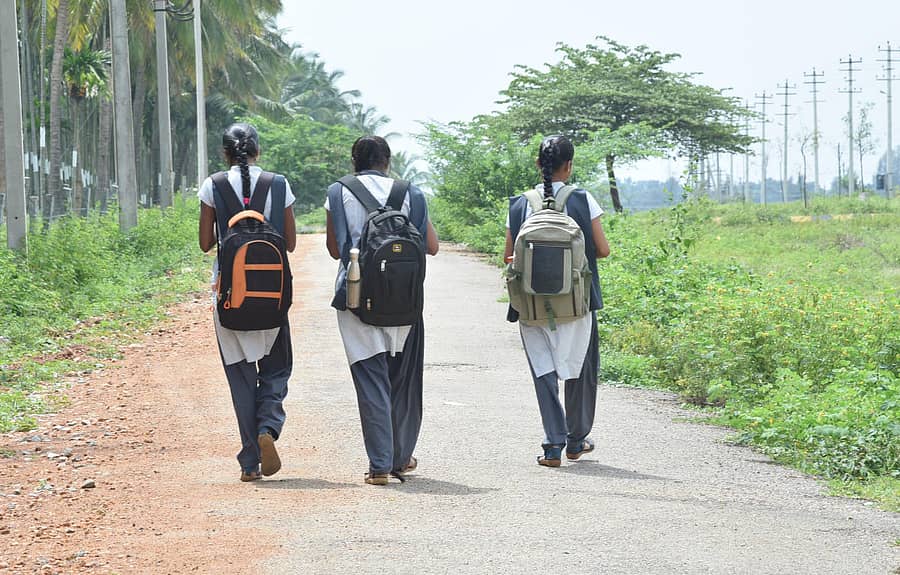 ದಾವಣಗೆರೆಯ ಜೆ.ಎಚ್. ಪಟೇಲ್ ಬಡಾವಣೆಯಲ್ಲಿರುವ ಸರ್ಕಾರಿ ವಸತಿ ನಿಲಯಗಳ ನಿರ್ಜನ ಪ್ರದೇಶದಲ್ಲಿ ವಿದ್ಯಾರ್ಥಿನಿಯರು ಕಾಲೇಜಿಗೆ ಹೋಗುತ್ತಿರುವುದು