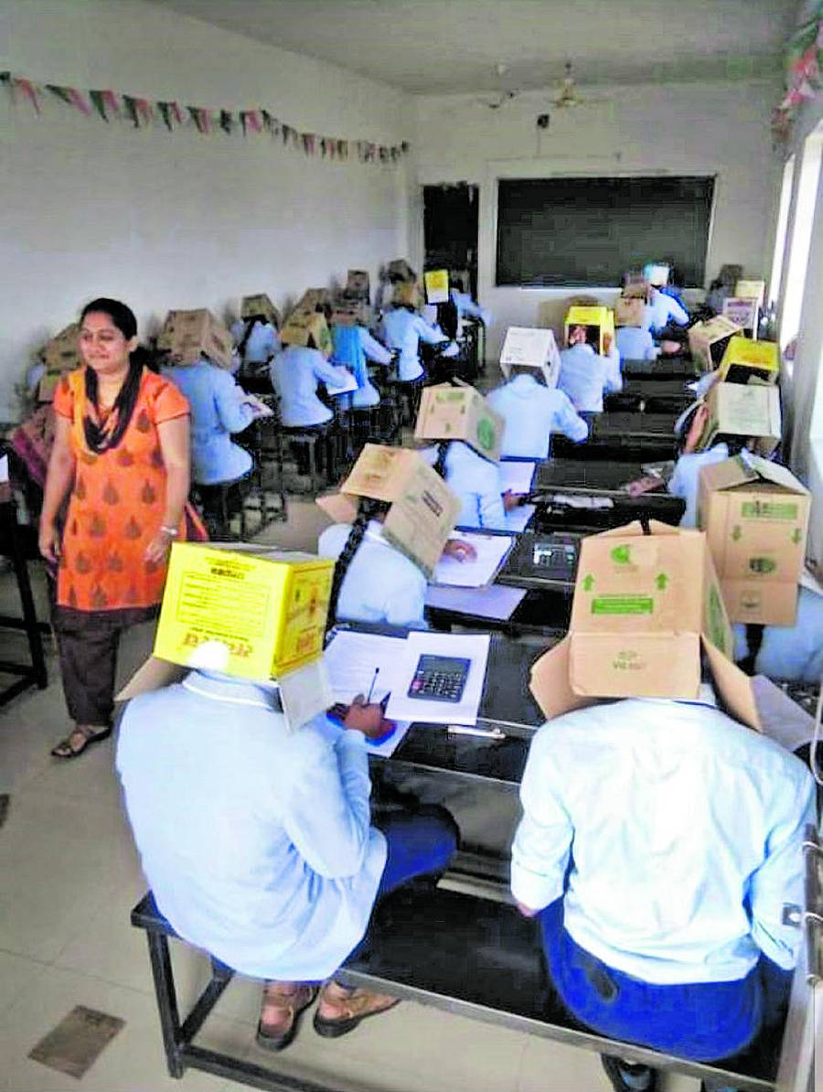 ತಲೆಗೆ ರಟ್ಟಿನ ಬಾಕ್ಸ್ ಹಾಕಿ ಪರೀಕ್ಷೆ ಬರೆಯುತ್ತಿರುವ ವಿದ್ಯಾರ್ಥಿಗಳ ಚಿತ್ರ