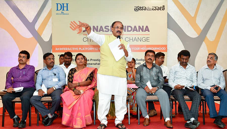 (ಎಡಚಿತ್ರ)ಜನಸ್ಪಂದನ ಕಾರ್ಯಕ್ರಮದಲ್ಲಿ ಶಾಸಕ ಅರವಿಂದ ಲಿಂಬಾವಳಿ ಮಾತನಾಡಿದರು. ತಾಲ್ಲೂಕು ಪಂಚಾಯಿತಿ ಕಾರ್ಯನಿರ್ವಹಣಾಧಿಕಾರಿ ಮಂಜುನಾಥ್, ನಗರ ಜಿಲ್ಲಾ ಪಂಚಾಯಿತಿ ಮುಖ್ಯ ಕಾರ್ಯನಿರ್ವಹಣಾಧಿಕಾರಿ ಶಿವರಾಮೇಗೌಡ, ಬೆಂಗಳೂರು ಉತ್ತರ ತಾಲ್ಲೂಕು ಪಂಚಾಯಿತಿ ಅಧ್ಯಕ್ಷೆ ಮಂಜುಳಾ ಮುನಿತಿಮ್ಮಯ್ಯ, ಜಿಲ್ಲಾ ಪಂಚಾಯಿತಿ ಸದಸ್ಯ ಕೆಂಪರಾಜು, ಮಂಡೂರು ಗ್ರಾಮ ಪಂಚಾಯಿತಿ ಅಧ್ಯಕ್ಷ ವೇಣು, ಪ್ರೆಸ್ಟೀಜ್ ಟ್ರ್ಯಾಂಕ್ವಿಲಿಟಿ ಅಪಾರ್ಟ್ಮೆಂಟ್ ಸಮುಚ್ಚಯದ ವಸತಿ ಮಾಲೀಕರ ಸಂಘದ ಅಧ್ಯಕ್ಷ ಕೆ.ಜಿ. ಭಾಗವತ್ ಇದ್ದರು. (ಬಲಚಿತ್ರ) ಜನಸ್ಪಂದನದಲ್ಲಿ ಭಾಗವಹಿಸಿದ್ದ ನಿವಾಸಿಗಳು ಮತ್ತು ಸ್ಥಳೀಯ ಜನಪ್ರತಿನಿಧಿಗಳು–ಪ್ರಜಾವಾಣಿ ಚಿತ್ರಗಳು