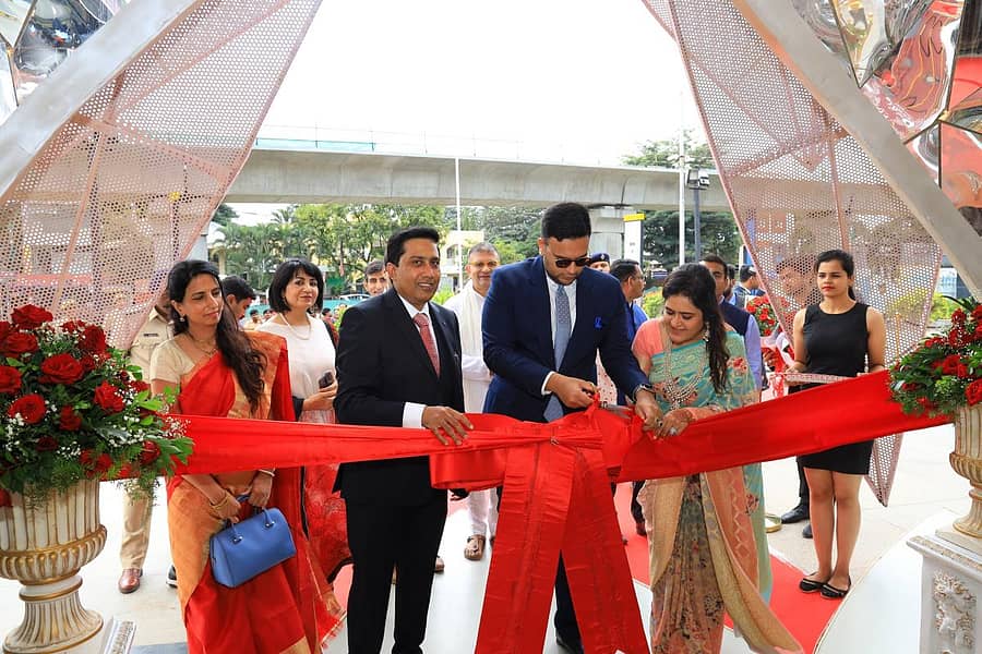 ಫೀನಿಕ್ಸ್ ಮಾರ್ಕೆಟ್ಸಿಟಿ ಬೆಂಗಳೂರು ಹೊಸದಾಗಿ ಹಾಗೂ ವಿಶೇಷವಾಗಿ ಸ್ಥಾಪಿಸಿರುವ ದಿ ರಾಯಲ್ ಗ್ರಾಂಡ್ ಕ್ರಿಸ್ಟಲ್ ಲೋಟಸ್ ಡೋಮ್ಗೆ ಮೈಸೂರು ಮಹಾರಾಜ ಯದುವೀರ ಕೃಷ್ಣದತ್ತ ಚಾಮರಾಜ ಒಡೆಯರ್ ಭಾನುವಾರ ಚಾಲನೆ ನೀಡಿದರು.