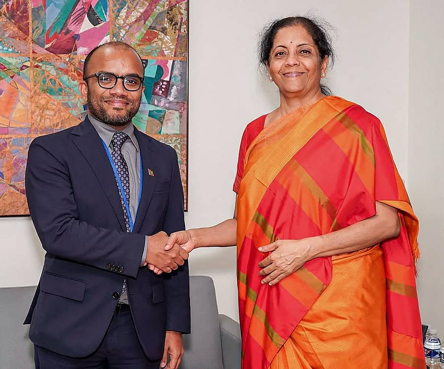 ಮಾಲ್ಡೀವ್ಸ್‌ನ ಹಣಕಾಸು ಸಚಿವ ಇಬ್ರಾಹಿಂ ಅಮೀರ್‌ ಜತೆ ನಿರ್ಮಲಾ – ಪಿಟಿಐ ಚಿತ್ರ