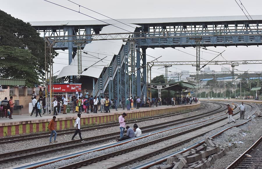 ಪ್ರಾಣದ ಹಂಗು ತೊರೆದು ರೈಲು ಹಳಿಗಳ ಮೇಲೆ ಹರಟೆ - ಪ್ರಜಾವಾಣಿ ಚಿತ್ರಗಳು: ಜನಾರ್ಧನ ಬಿ.ಕೆ.