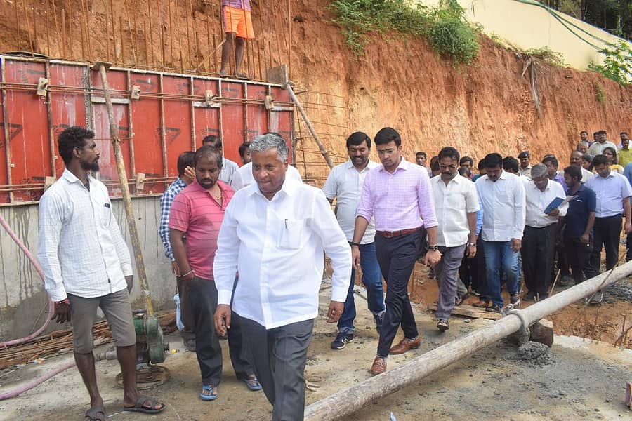 ಕಾಮಗಾರಿ ವೀಕ್ಷಿಸಿದ ಸಚಿವ ವಿ.ಸೋಮಣ್ಣ ಹಾಗೂ ತೇಜಸ್ವಿ ಸೂರ್ಯ, ಅಧಿಕಾರಿಗಳು ಹಾಗೂ ಸ್ಥಳೀಯರು ಇದ್ದಾರೆ