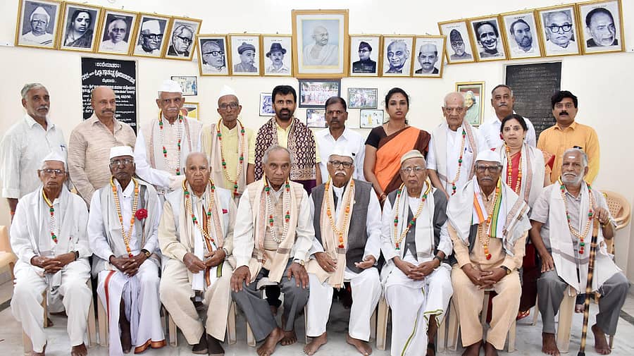 ಮೈಸೂರು ಚಲೋ ಚಳವಳಿಯಲ್ಲಿ ಭಾಗವಹಿಸಿದ್ದ ಸ್ವಾತಂತ್ರ್ಯ ಹೋರಾಟಗಾರರನ್ನು ಶಾಸಕ ಎಲ್.ನಾಗೇಂದ್ರ ಸನ್ಮಾನಿಸಿದರು