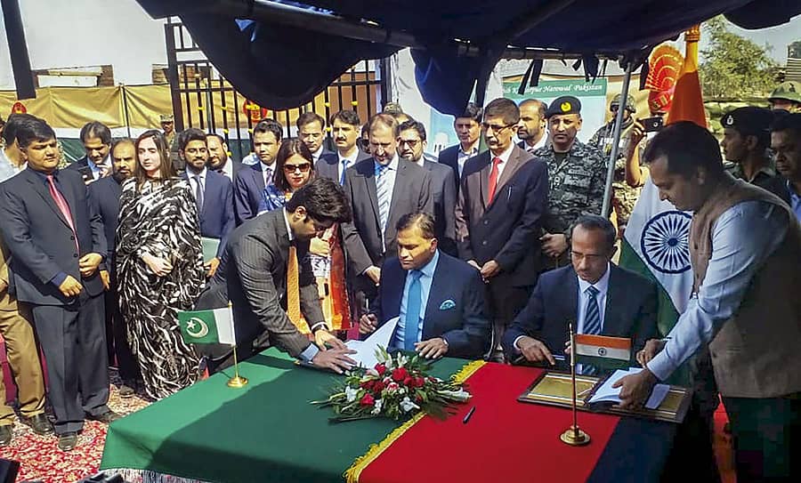 ಉಭಯ ದೇಶಗಳ ಪ್ರತಿನಿಧಿಗಳು ಒಪ್ಪಂದಕ್ಕೆ ಸಹಿ ಹಾಕಿದರು –ಪಿಟಿಐ ಚಿತ್ರ