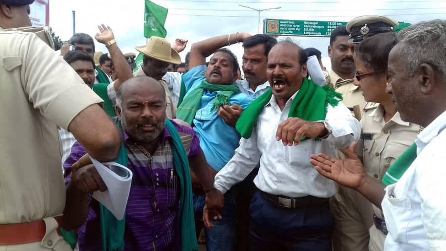 ಆರ್‌ಸಿಇಪಿ ಒಪ್ಪಂದಕ್ಕೆ ಸಹಿ ಹಾಕಬಾರದು ಎಂದು ಆಗ್ರಹಿಸಿ ರಾಷ್ಟ್ರೀಯ ಕಿಸಾನ್ ಮಹಾ ಸಂಘ ಹಾಗೂ ರಾಜ್ಯ ಕಬ್ಬು ಬೆಳೆಗಾರರ ಸಂಘದ ನೇತೃತ್ವದಲ್ಲಿ ಮೈಸೂರಿನ ರಿಂಗ್‌ರಸ್ತೆ ತಡೆದು ಪ್ರತಿಭಟನೆ ನಡೆಸುತ್ತಿದ್ದ ರೈತರನ್ನು ಪೊಲೀಸರು ವಶಕ್ಕೆ ತೆಗೆದುಕೊಂಡರು