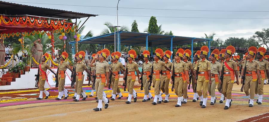 ಕೊಪ್ಪಳ ತಾಲ್ಲೂಕಿನ ಮುನಿರಾಬಾದ್ ವಿಶೇಷ ಮೀಸಲು ಪೋಲಿಸ್ ತರಬೇತಿ ಶಾಲೆಯಲ್ಲಿ ಶುಕ್ರವಾರ ನಡೆದ ವಿಶೇಷ ಮೀಸಲು ಪೊಲೀಸ್ ಪೇದೆ ಪ್ರಶಿಕ್ಷಣಾರ್ಥಿಗಳ 21ನೇ ತಂಡದ ನಿರ್ಗಮನ ಪಥಸಂಚಲನ ಕಾರ್ಯಕ್ರಮದಲ್ಲಿ ಕೆಎಸ್ಆರ್ಪಿ ಹೆಚ್ಚುವರಿ ಪೊಲೀಸ್ ಮಹಾನಿರ್ದೇಶಕ ಅಲೋಕ್ಕುಮಾರ್ ಗೌರವ ವಂದನೆ ಸ್ವೀಕರಿಸಿದರು.