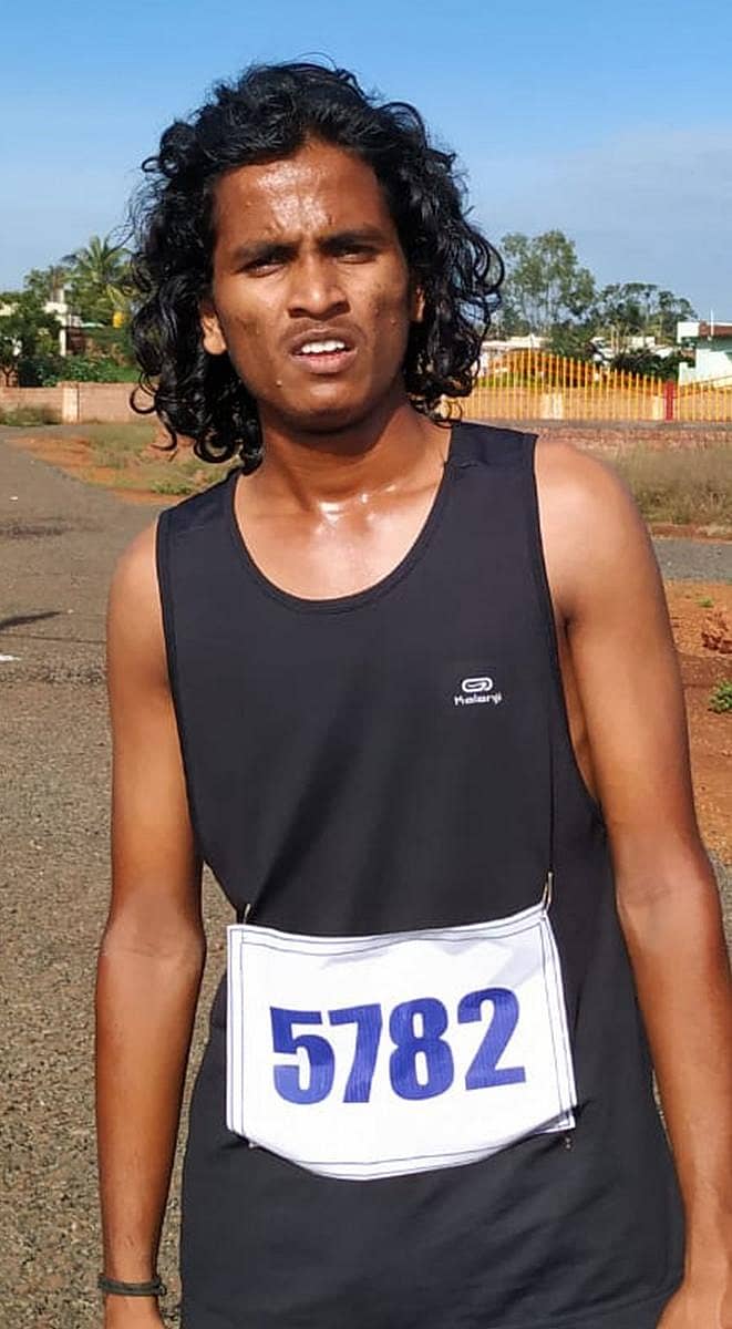 ಬೀದರ್ನಲ್ಲಿ ಶುಕ್ರವಾರ ನಡೆದ ವಿಶ್ವೇಶ್ವರಯ್ಯ ತಾಂತ್ರಿಕ ಮಹಾವಿದ್ಯಾಲಯದ ಅಂತರ ಕಾಲೇಜುಗಳ ಅಥ್ಲೆಟಿಕ್ಸ್ ಕ್ರೀಡಾಕೂಟದ 21 ಕಿ.ಮೀ. ಹಾಫ್ ಮ್ಯಾರಥಾನ್ನ ಪುರುಷರ ವಿಭಾಗದಲ್ಲಿ ಪ್ರಥಮ ಸ್ಥಾನ ಪಡೆದ ಬೆಂಗಳೂರಿನ ನಿಟ್ಟೆ ಮೀನಾಕ್ಷಿ ಇನ್ಸ್ಟಿಟ್ಯೂಟ್ ಆಫ್ ಟೆಕ್ನಾಲಾಜಿಯ ಮಹಮ್ಮದ್ ಸಾಹಿಲ್ ಅಣ್ಣಿಗೇರಿ