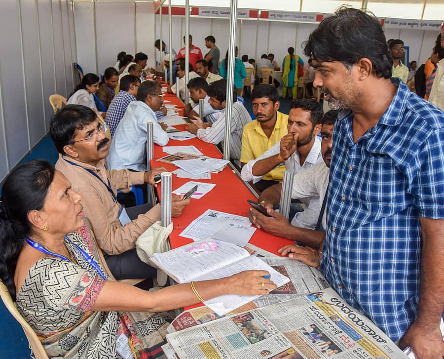 ಕೃಷಿಮೇಳದ ಆಪ್ತ ಸಮಾಲೋಚನಾ ಕೇಂದ್ರದಲ್ಲಿ ತಜ್ಞರಿಂದ ಸಲಹೆ ಪಡೆಯುತ್ತಿರುವ ರೈತರು – ಪ್ರಜಾವಾಣಿ ಚಿತ್ರ /ಎಂ.ಎಸ್.ಮಂಜುನಾಥ್