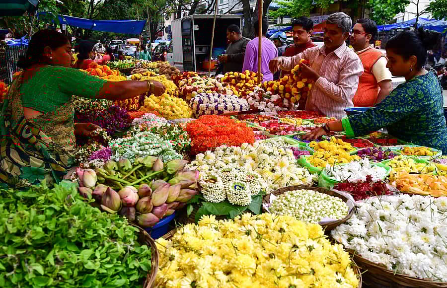 ನಗರದ ಗಾಂಧಿ ಬಜಾರ್‌ನಲ್ಲಿ ಶನಿವಾರ ಹೂವು ಖರೀದಿಯಲ್ಲಿ ತೊಡಗಿದ್ದ ಜನ –ಪ್ರಜಾವಾಣಿ ಚಿತ್ರ
