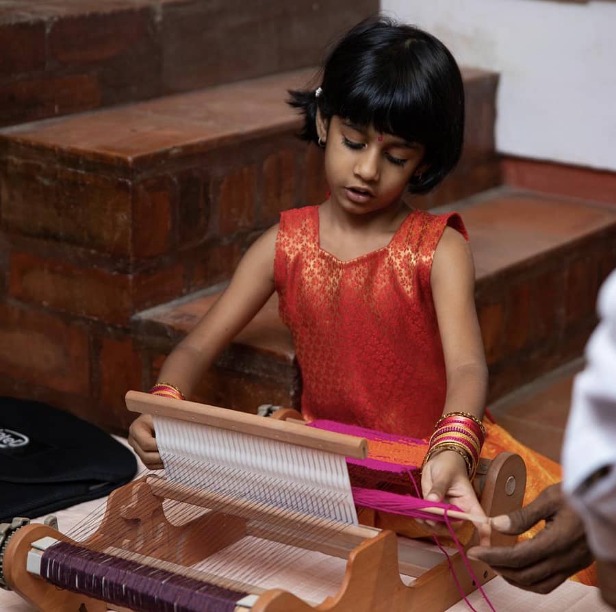 ಪುಟ್ಟ ಕೈಮಗ್ಗದ ಜತೆ ಪುಟಾಣಿ