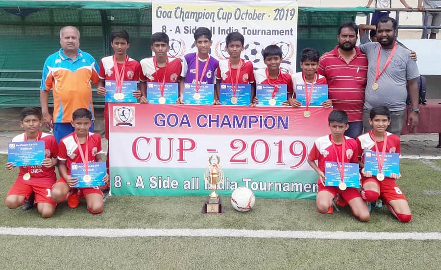 ಕಪ್‌ನೊಂದಿಗೆ ವಿಜಯ ಫುಟ್‌ಬಾಲ್‌ ಅಕಾಡೆಮಿ ತಂಡದವರು