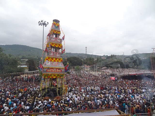 ಚಾಮರಾಜನಗರ ಜಿಲ್ಲೆ ಮಹದೇಶ್ವರ ಬೆಟ್ಟದಲ್ಲಿ ಮಂಗಳವಾರ ಭಕ್ತರು ತೇರು ಎಳೆದರು.