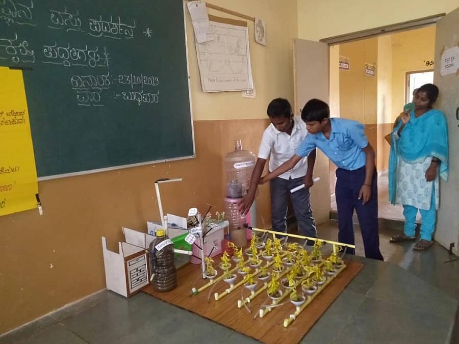 ಯಲಬುರ್ಗಾ ತಾಲ್ಲೂಕು ಹೊಸಳ್ಳಿಯ ಕಿತ್ತೂರು ಚನ್ನಮ್ಮ ವಸತಿ ಶಾಲೆಯಲ್ಲಿ ನಡೆದ ವಿಜ್ಞಾನ ವಸ್ತು ಪ್ರದರ್ಶನದಲ್ಲಿ ವಿದ್ಯಾರ್ಥಿಗಳು ಹನಿ ನೀರಾವರಿ ಮಾದರಿ ಕುರಿತು ವಿವರಿಸಿದರು