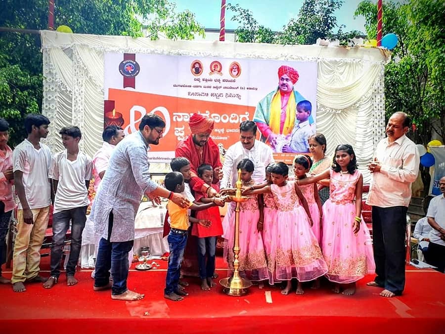 ಬೆಳಗಾವಿಯ ಗಂಗಮ್ಮ ಚಿಕ್ಕುಂಬಿಮಠ ಬಾಲಕಲ್ಯಾಣ ಕೇಂದ್ರದಲ್ಲಿ ಮಂಗಳವಾರ ನಡೆದ ಮಕ್ಕಳೊಂದಿಗೆ ದೀಪಾವಳಿ ಕಾರ್ಯಕ್ರಮವನ್ನು ರೈಲ್ವೆ ಖಾತೆ ರಾಜ್ಯ ಸಚಿವ ಸುರೇಶ ಅಂಗಡಿ ಹಾಗೂ ಮುಗಳಖೋಡ ಜಿಡಗಾ ಮಠದ ಮುರುಘರಾಜೇಂದ್ರ ಸ್ವಾಮೀಜಿ ಉದ್ಘಾಟಿಸಿದರು