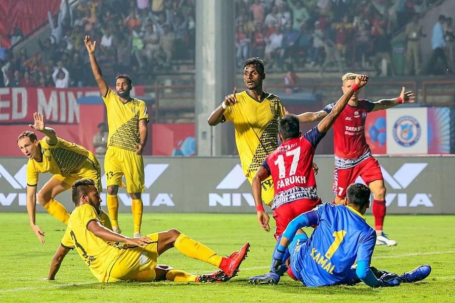 ಜೆಮ್ಶೆಡ್ಪುರದಲ್ಲಿ ಮಂಗಳವಾರ ನಡೆದ ಐಎಸ್ಎಲ್ ಟೂರ್ನಿಯ ಪಂದ್ಯದಲ್ಲಿ ಜೆಎಫ್ಸಿ ಪರ ಮೊದಲ ಗೋಲು ಹೊಡೆದ ಫಾರೂಕ್ ಚೌಧರಿ (ಕೆಂಪು ಪೋಷಾಕು) ಸಂಭ್ರಮಿಸಿದರು –ಪಿಟಿಐ ಚಿತ್ರ