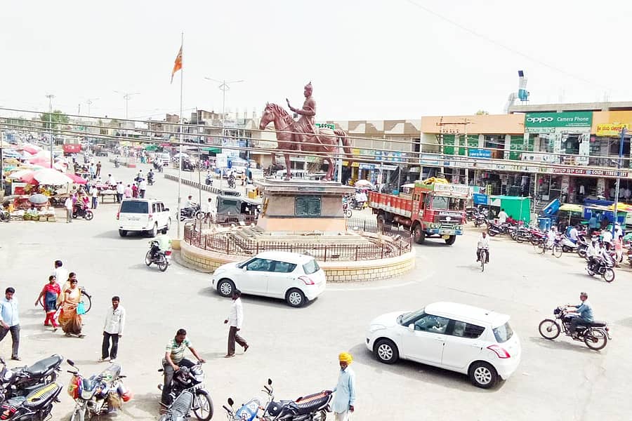 ಇಂಡಿ ಪಟ್ಟಣದ ಬಸವೇಶ್ವರ ವೃತ್ತದಲ್ಲಿ ಎಲ್ಲೆಂದರಲ್ಲಿ ವಾಹನಗಳು ಸಂಚರಿಸುತ್ತಿರುವುದು