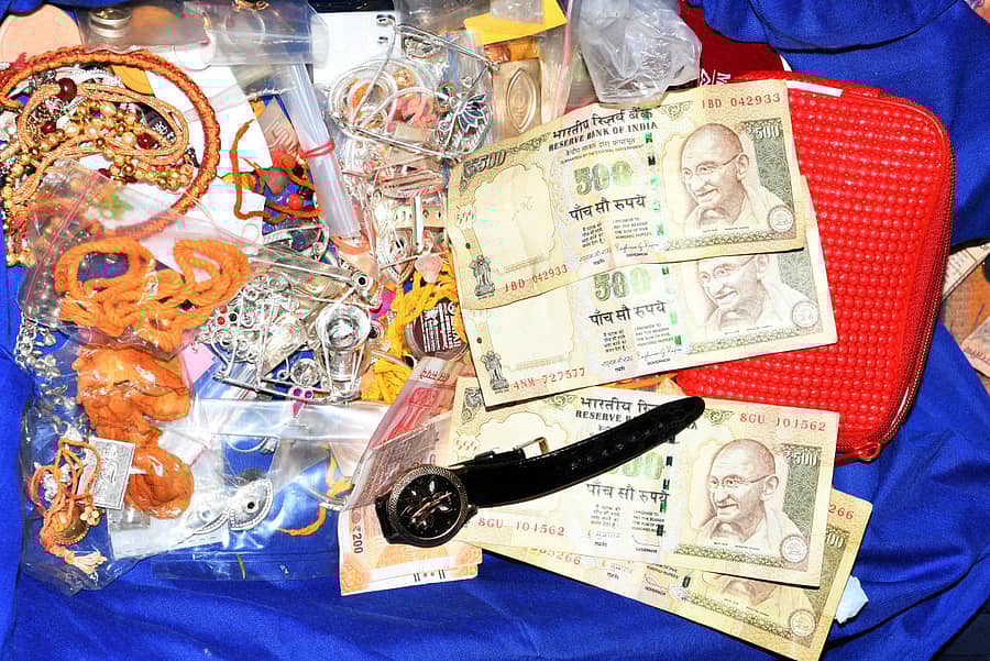 ಹುಂಡಿಯಲ್ಲಿ ಸಿಕ್ಕಿರುವ ಚಿನ್ನ, ಬೆಳ್ಳಿ ಸಾಮಗ್ರಿ