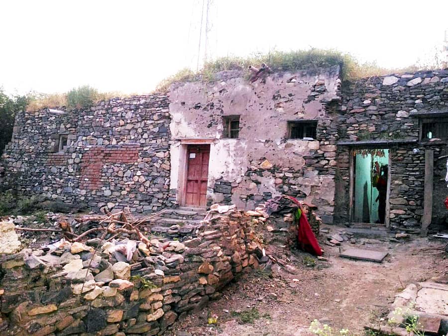 ಹುಯಿಲಗೋಳ ಗ್ರಾಮದಲ್ಲಿ ಪಾಳುಬಿದ್ದಿರುವ ನಾರಾಯಣರಾಯರ ಮನೆ