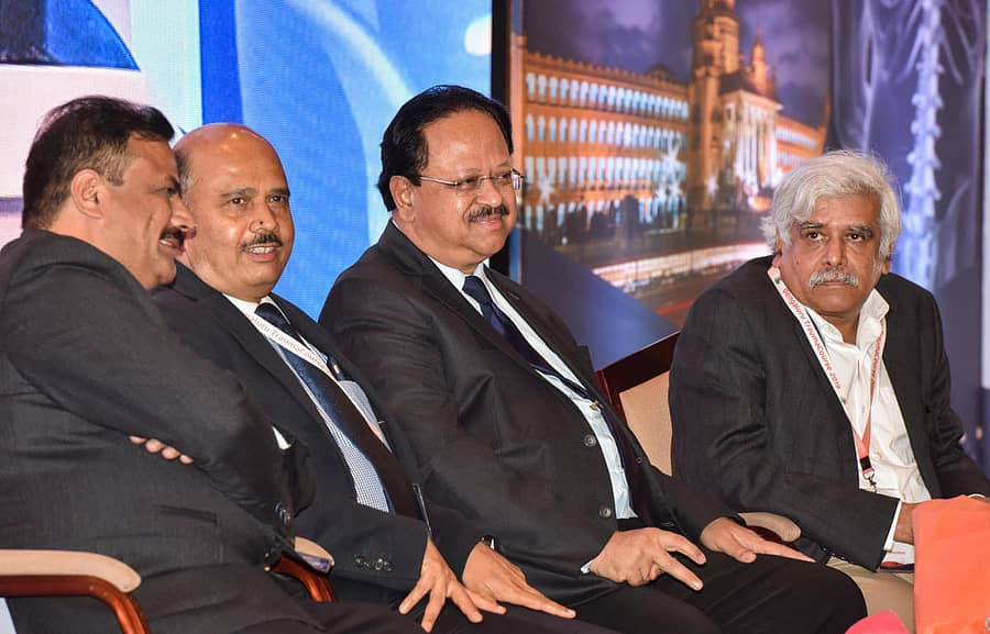 ಸಮ್ಮೇಳನದಲ್ಲಿ ಕರ್ನಾಟಕ ಆರ್ಥೋಪೆಡಿಕ್ ಅಸೋಸಿಯೇಷನ್ ಅಧ್ಯಕ್ಷ ಡಾ. ಕಾಮರೆಡ್ಡಿ ಹಾಗೂ ಡಾ.ಎಚ್.ಎಸ್.ಚಂದ್ರಶೇಖರ್ ಚರ್ಚಿಸಿದರು. ಡಾ.ಎಸ್.ಸಚ್ಚಿದಾನಂದ ಹಾಗೂ ಸಮ್ಮೇಳನದ ವಿಚಾರ ಸಂಕಿರಣದ ಅಧ್ಯಕ್ಷ ಡಾ.ರಾಜೀವ್ ನಾಯಕ್ ಇದ್ದರು –ಪ್ರಜಾವಾಣಿ ಚಿತ್ರ