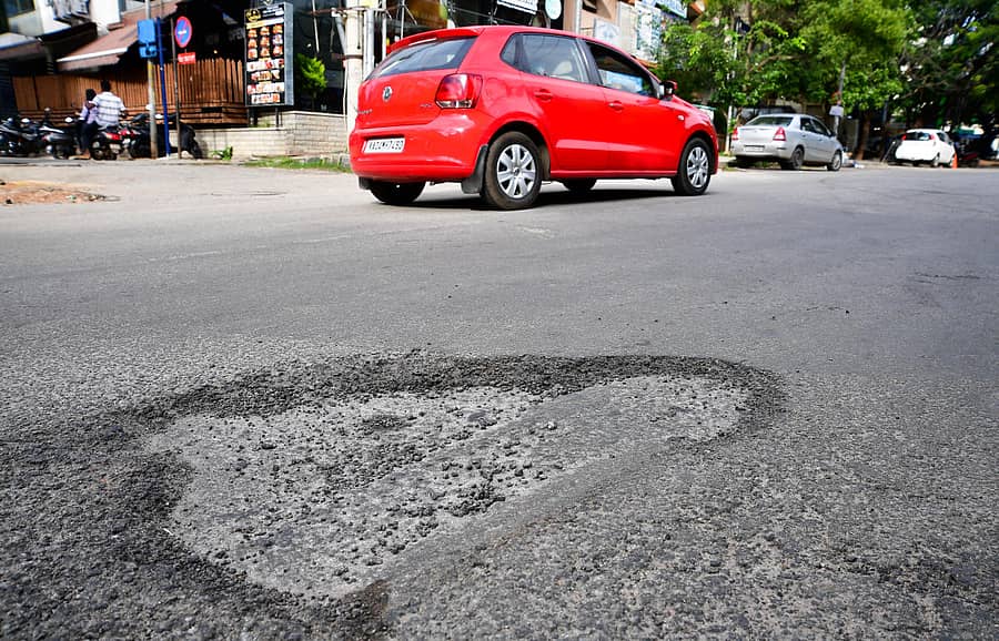 ಡಾಲರ್ಸ್ ಕಾಲೋನಿಯಲ್ಲಿ ಮುಖ್ಯಮಂತ್ರಿ ಬಿ.ಎಸ್.ಯಡಿಯೂರಪ್ಪ ಮನೆ ಬಳಿಯಲ್ಲಿರುವ 80ಅಡಿ ರಸ್ತೆಯಲ್ಲಿ ಬಿದ್ದಿರುವ ಹೊಂಡಗಳಿವು–ಪ್ರಜಾವಾಣಿ ಚಿತ್ರಗಳು