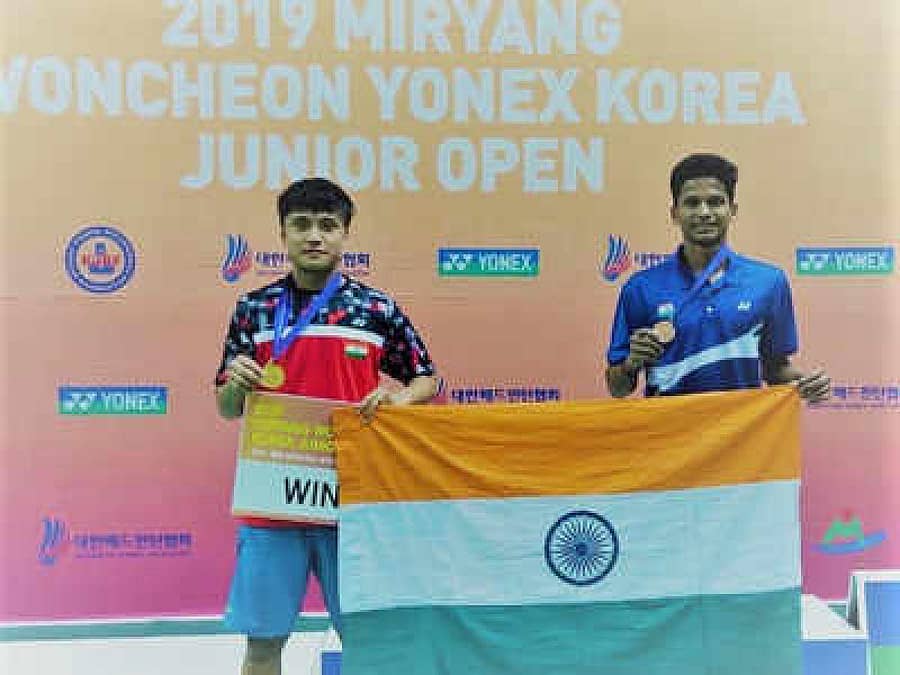 ಪ್ರಶಸ್ತಿಯೊಂದಿಗೆ ಮೈಸ್ನಮ್ ಮೀರಬಾ ಲುವಾಂಗ್ ಹಾಗೂ ಸತೀಶ್ಕುಮಾರ್– ಟ್ವಿಟರ್ ಚಿತ್ರ