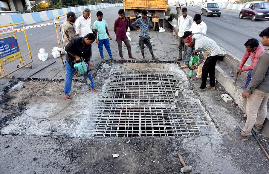 ಹೊರ ವರ್ತುಲ ರಸ್ತೆಯ ಸುಮನಹಳ್ಳಿ ಮೇಲ್ಸೇತುವೆಯ ಕಾಂಕ್ರೀಟ್ ಶುಕ್ರವಾರ ರಾತ್ರಿ ಕುಸಿದು ಕಬ್ಬಿಣದ ಕಂಬಿಗಳು ಕಾಣಿಸಿಕೊಂಡಿದ್ದು, ದುರಸ್ತಿ ಕಾರ್ಯದಲ್ಲಿ ನಿರತರಾದ ಕಾರ್ಮಿಕರು –ಪ್ರಜಾವಾಣಿ ಚಿತ್ರ